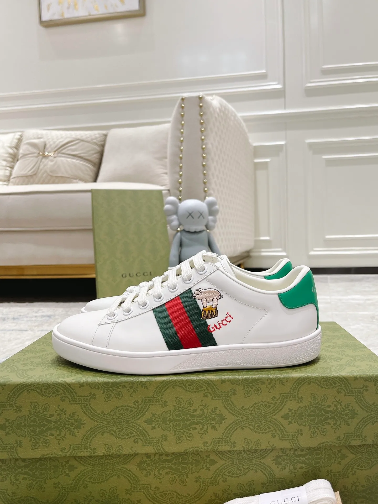👟👟Ex-factory price 440👟👟 Women's shoe factory GUCCi's latest anti-counterfeiting line classic sports lace-up white shoes for couples ☝︎57 layouts of the whole series are shipped with high quality★ Color matching is being updated continuously... 🔥Look for our upgraded version quality, original mold opening ✔️Original last shape ✔ Everything is authentic from the inside out🥊 🍬Material: 🔸The upper is made of Italian cowhide imported from the original factory. The comfort and softness are higher than ordinary cowhide from domestic factories. ➕Full cowhide lining and foot pads. The lining adopts the same lasting method as the original. The midsole is also printed with double G and the insole is also original molded. 3D craftsmanship❗���Different from ordinary products in the market❗️➕The outsole adopts the original high-density one-to-one sole➕⚠️The snakeskin tail is consistent with the authentic color, and the real snakeskin is a small piece➕🗯The embroidered patches are also authentic. After disassembly, each color comparison is accurate before shipment‼ ️ Shoe size: Female 35-40 Male 39-44